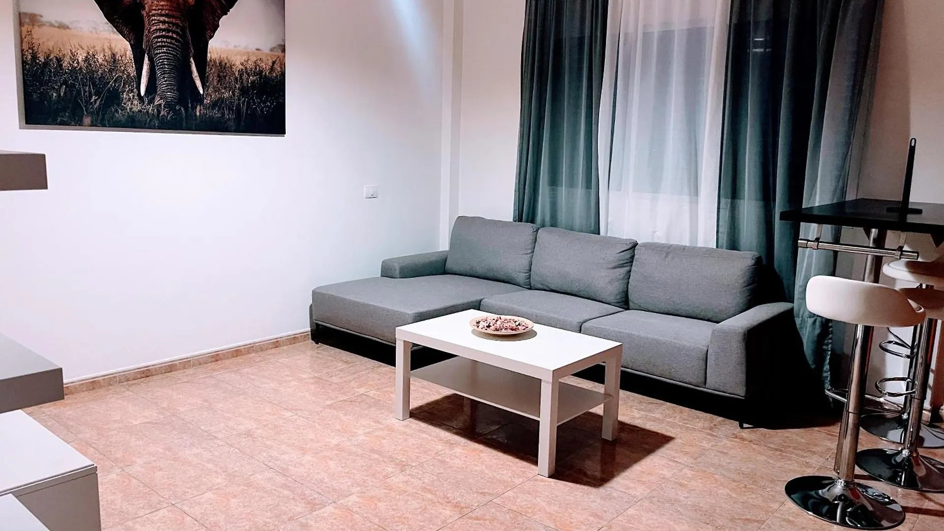 Melo Home 1 Near Airport, Elevator Vecindario  Apartment
